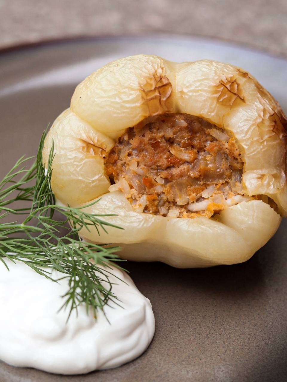 Ardei umpluți cu carne de porc și vită