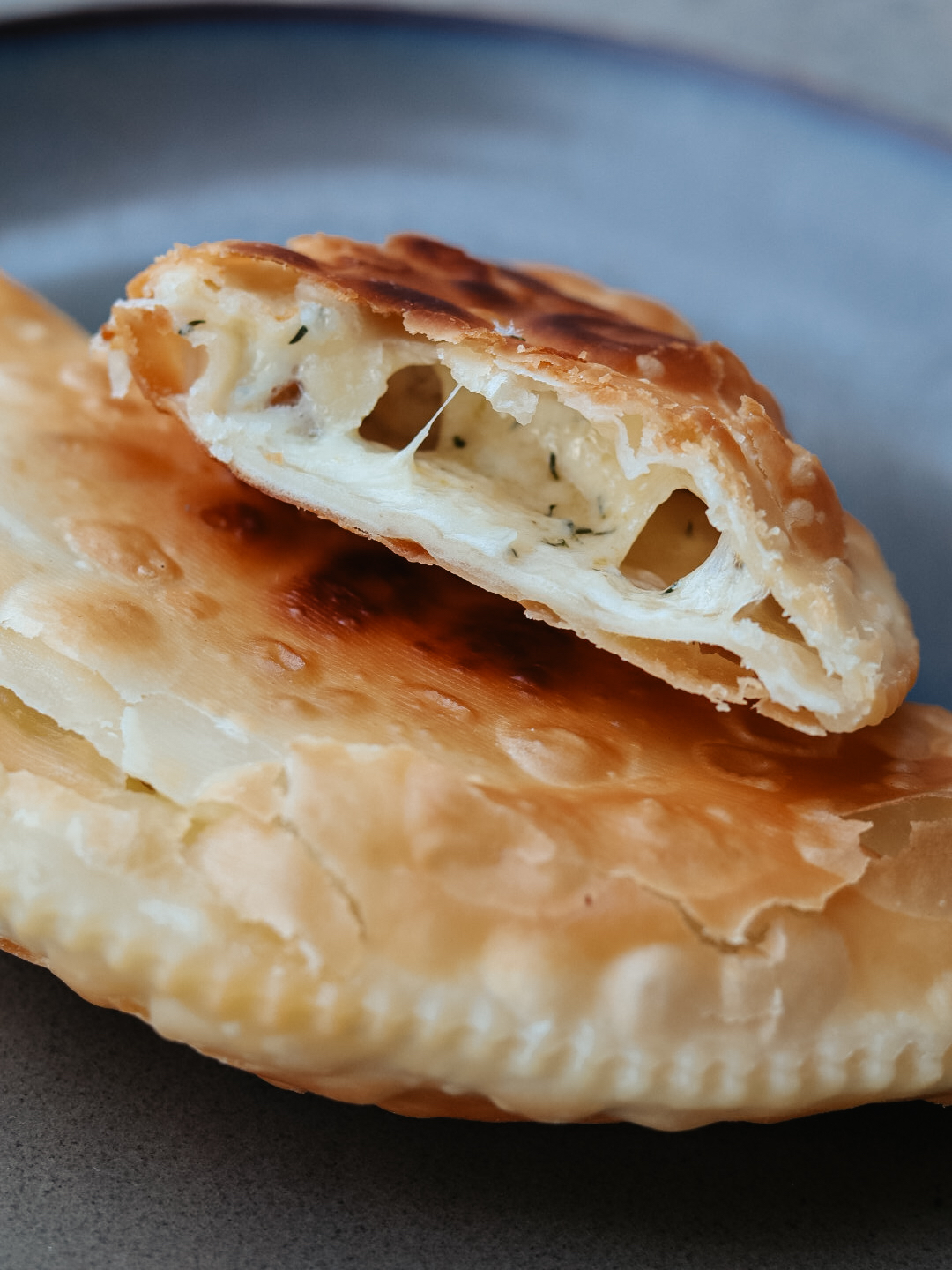 Chebureki cu trei tipuri de brânză și mărar
